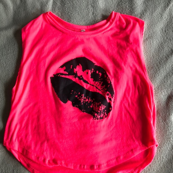 Pink top with lips - Picture 1 of 3